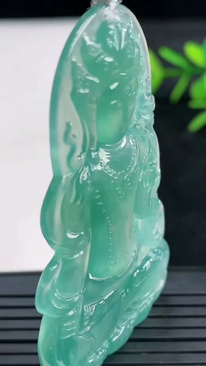 天然A货翡翠蓝水度母观音吊坠尺寸59.2-35.6-4.2重量:19.55g
3月27日