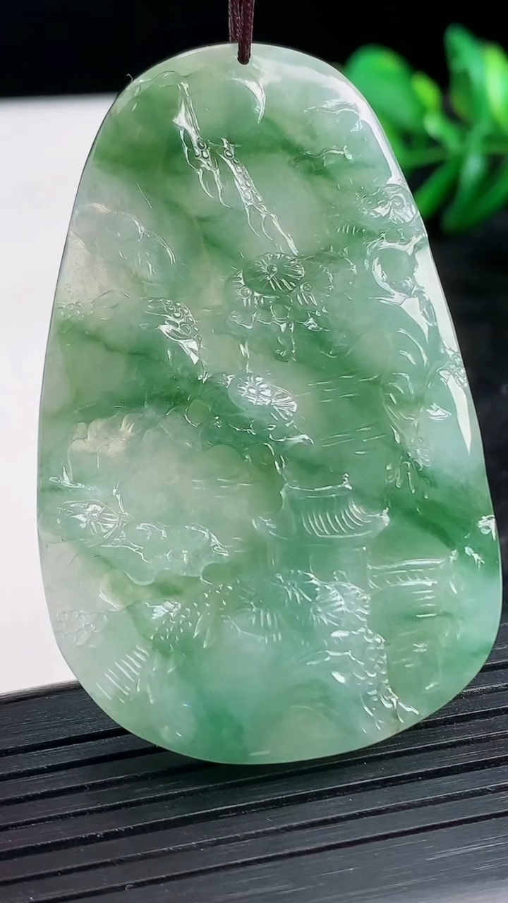 天然A货翡翠山水牌吊坠尺寸59-37-7.6重量:29.61g
3月27日