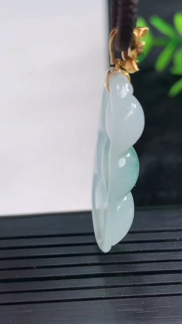 天然A货翡翠18K金飘花福豆吊坠尺寸35.4-11.5-6.2重量:5.38g
3月27日