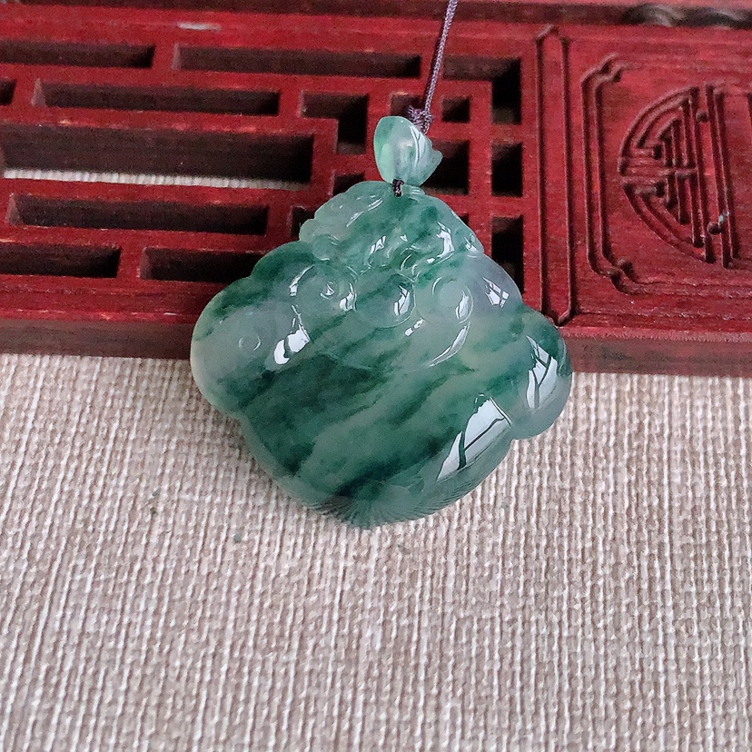 天然A货翡翠飘花如意吊坠 
尺寸26-29.2-6mm 重量8.75g 0326