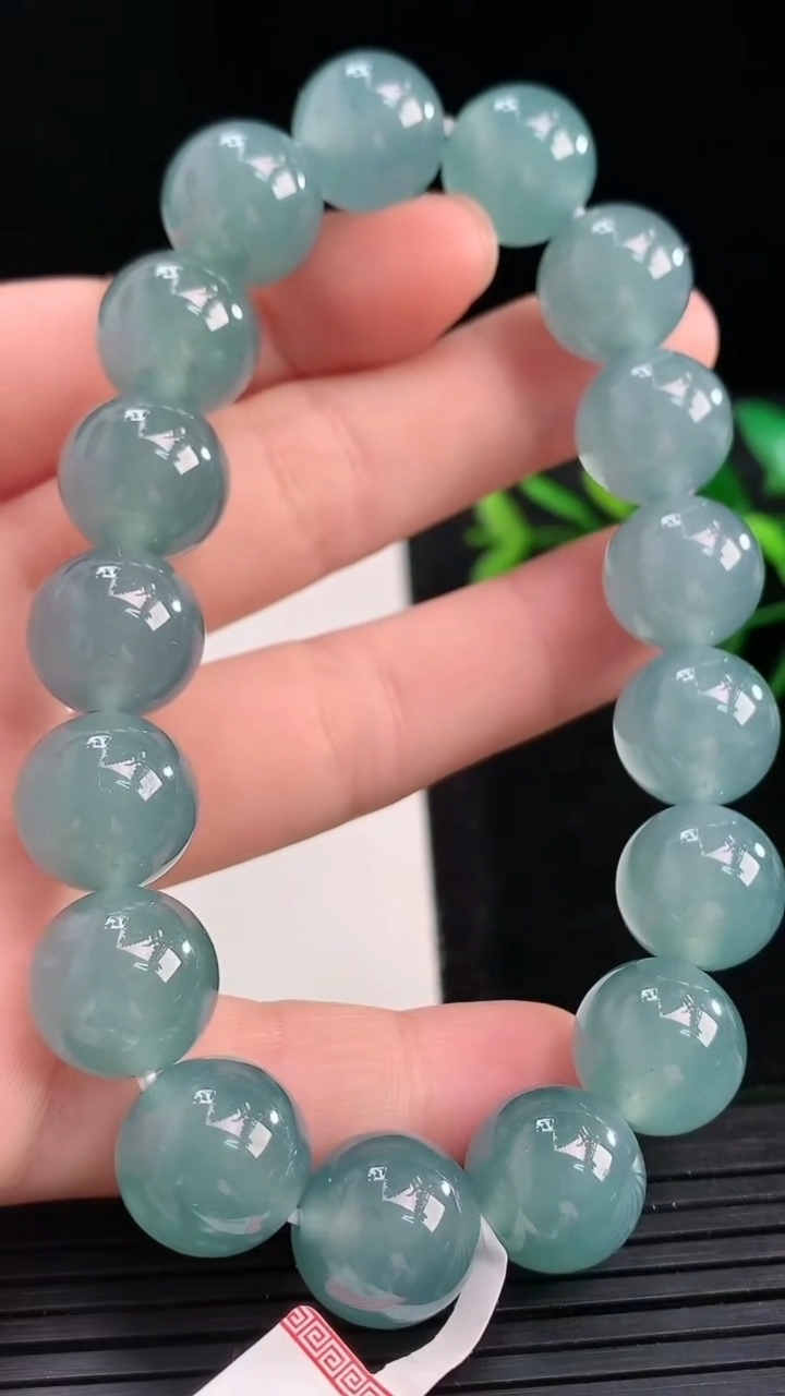 天然A货翡翠圆珠手串尺寸12.3-17颗重量:56.63g3月27日
工厂直销收藏佳品,种好水足，色泽均匀，有种有色，上手高大气！