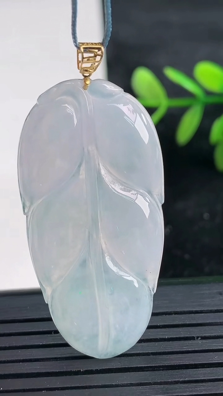 天然A货翡翠金枝玉叶 叶子吊坠尺寸42.9-21.6-4.2重量:7.93g
3月27日