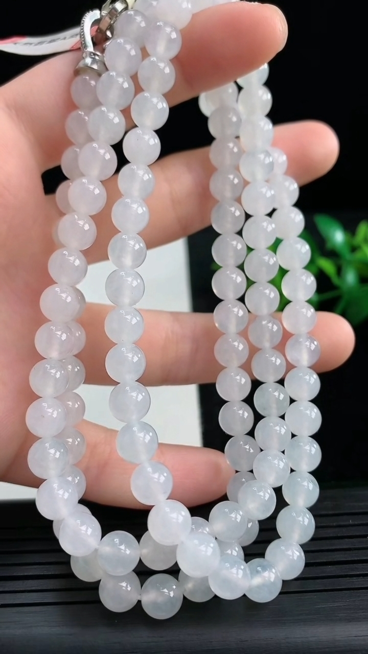 天然A货翡翠圆珠项链尺寸6.8-108颗重量:59.04g3月27日
工厂直销收藏佳品,种好水足，色泽均匀，有种有色，上手高大气！