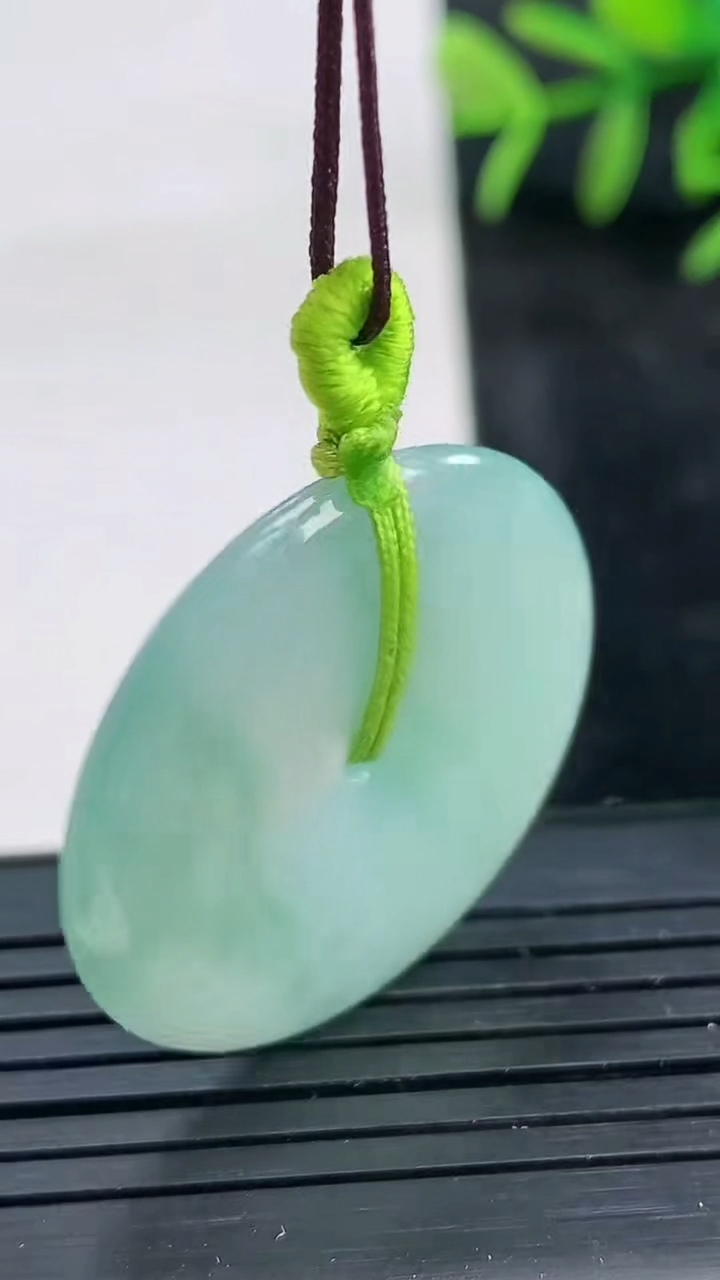 天然A货翡翠平安扣吊坠尺寸30.2-4.6重量:9.02g
3月27日