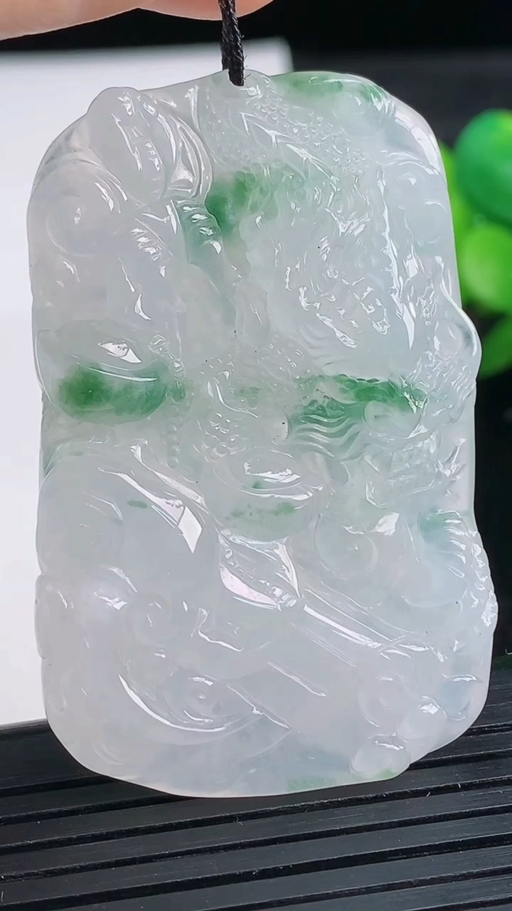 天然A货翡翠冰种飘花龙牌吊坠尺寸51.9-32-7.8重量:27.32g
3月27日