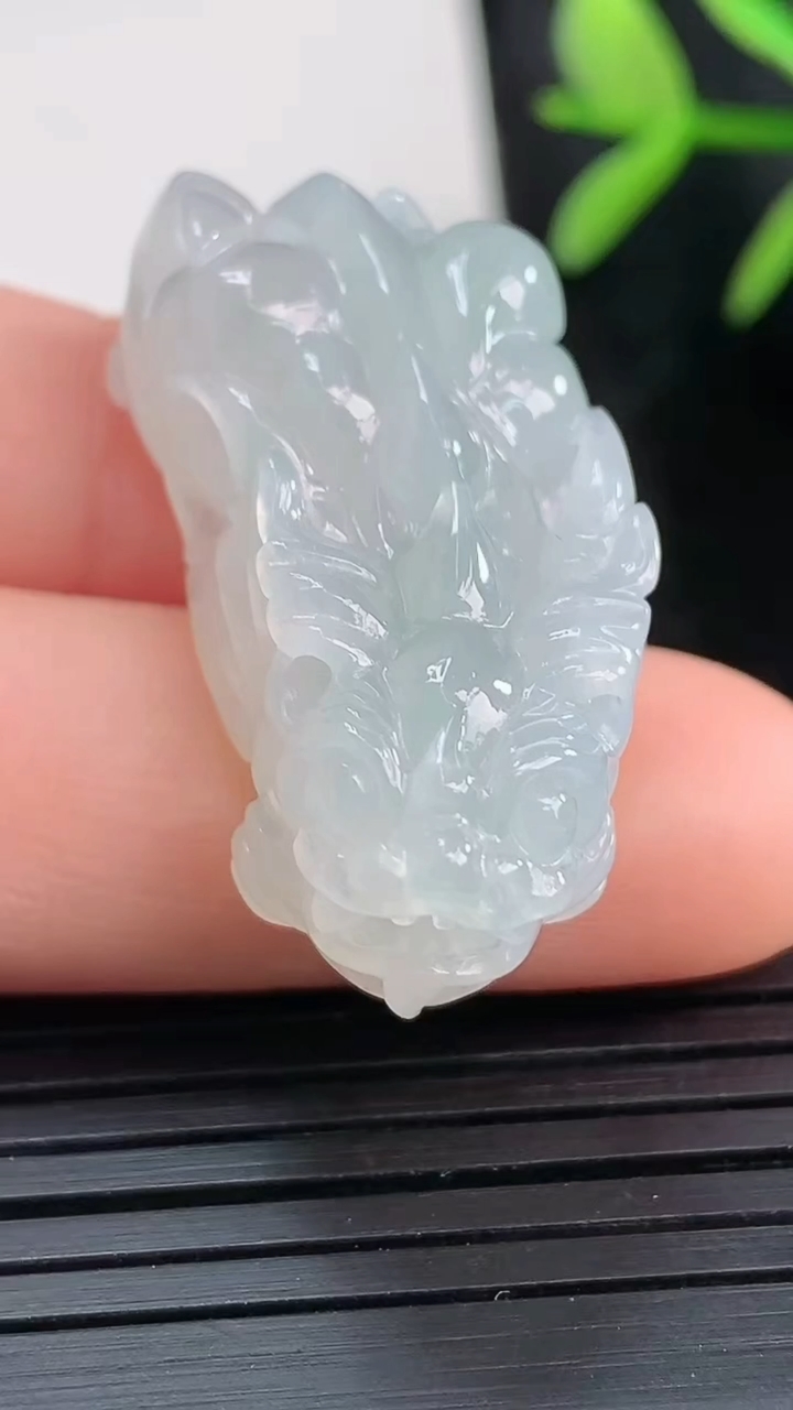 天然A货翡翠飘花貔貅吊坠尺寸34.9-16.1-12.1重量:13.26g
3月27日