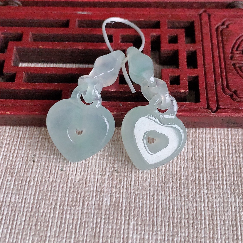 天然A货翡翠晴水爱心吊坠一对 
尺寸33.8-15.3-5.5mm 重量7.14g 0326