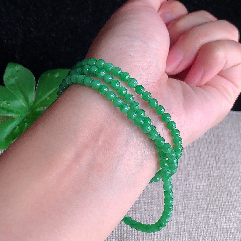 天然A货翡翠满绿圆珠项链毛衣链140颗 
尺寸3.8mm 重量15.20g 0326