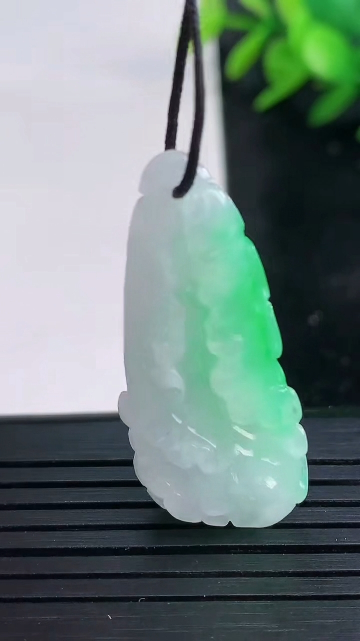 天然A货翡翠白菜吊坠尺寸35.8-15.7-8.6重量:6.53g
3月27日
