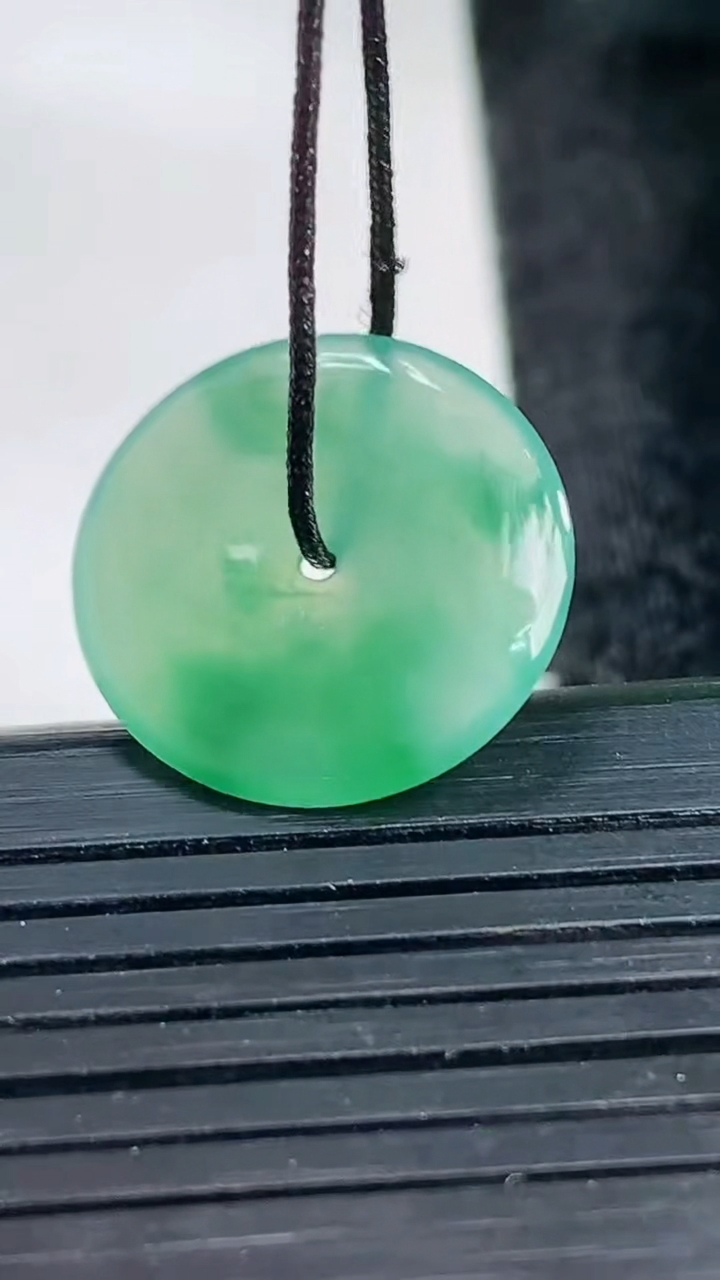 天然A货翡翠平安扣吊坠尺寸18.8-2.7重量:1.81g
3月27日