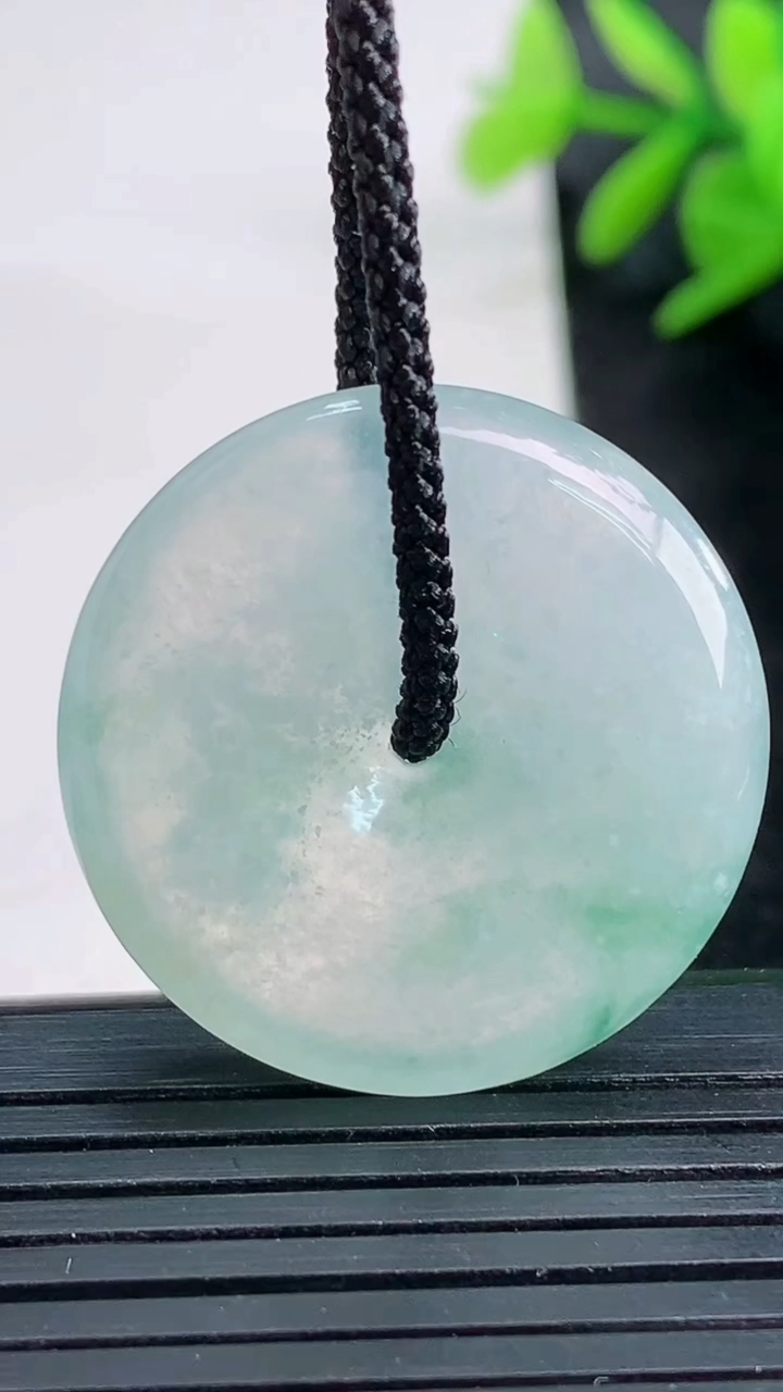 天然A货翡翠冰种飘花平安扣吊坠尺寸28.1-5重量:8.31g
3月27日