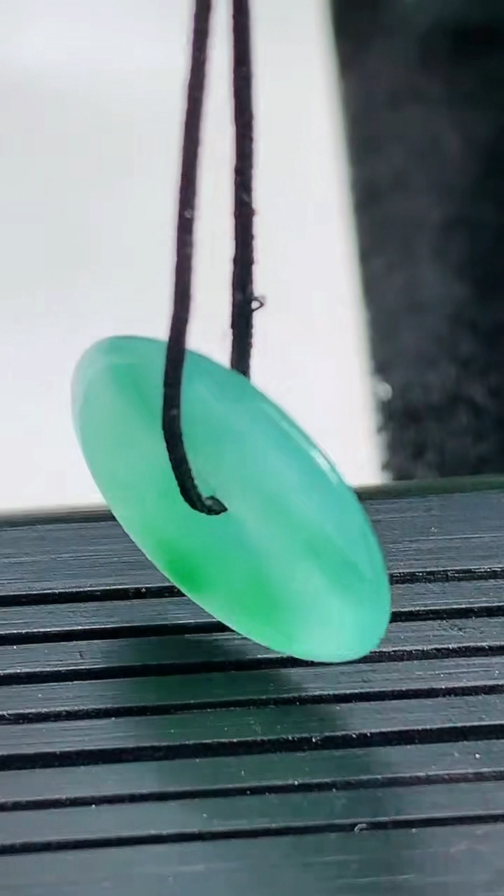 天然A货翡翠平安扣吊坠尺寸18.8-2.7重量:1.81g
3月27日