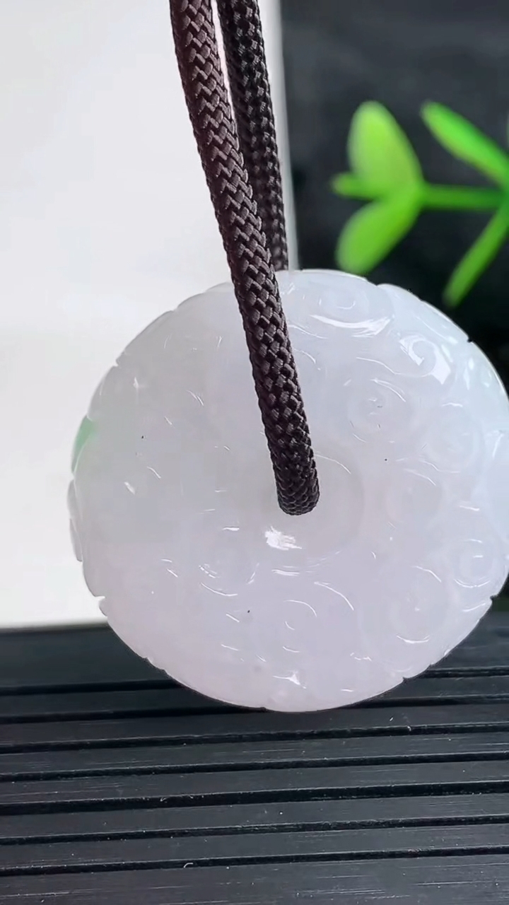 天然A货翡翠雕花平安扣吊坠尺寸29.7-10.3重量:18.21g
3月27日