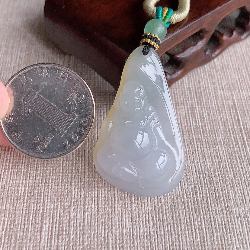 天然A货翡翠飘黄翡逍遥佛吊坠 
尺寸38.6-23.5-9mm 重量12.18g 0326