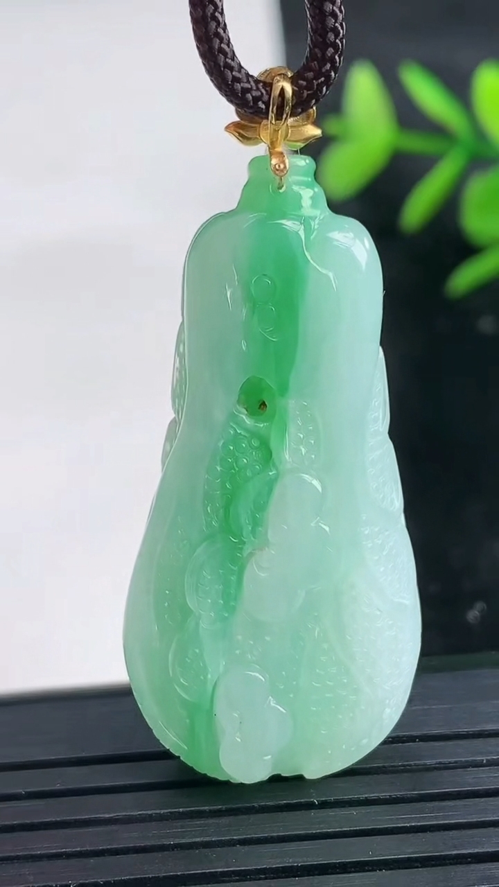 天然A货翡翠白菜吊坠尺寸42.3-20.1-8.4重量:12.89g
3月27日