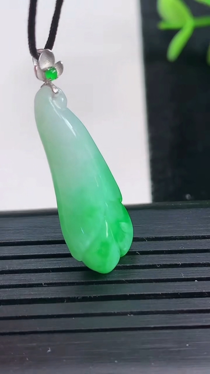 天然A货翡翠玉兰花吊坠尺寸28.7-10.8-6.1重量:3.33g
3月27日