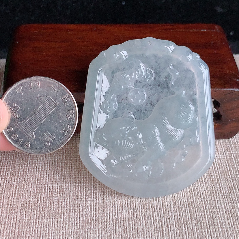 天然A货翡翠生肖猪吊坠 
尺寸51.8-44-4.8mm 重量22.20g 0326