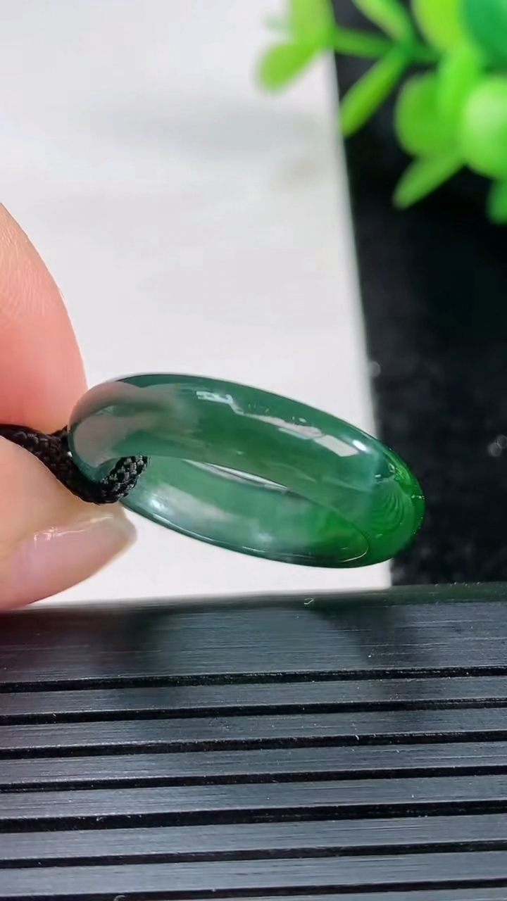 天然A货翡翠指环戒指尺寸18.6-5.5-3重量:2.39g2026年3月27日
工厂直销收藏佳品,种好水足，色泽均匀，有种有色，上手高大气！