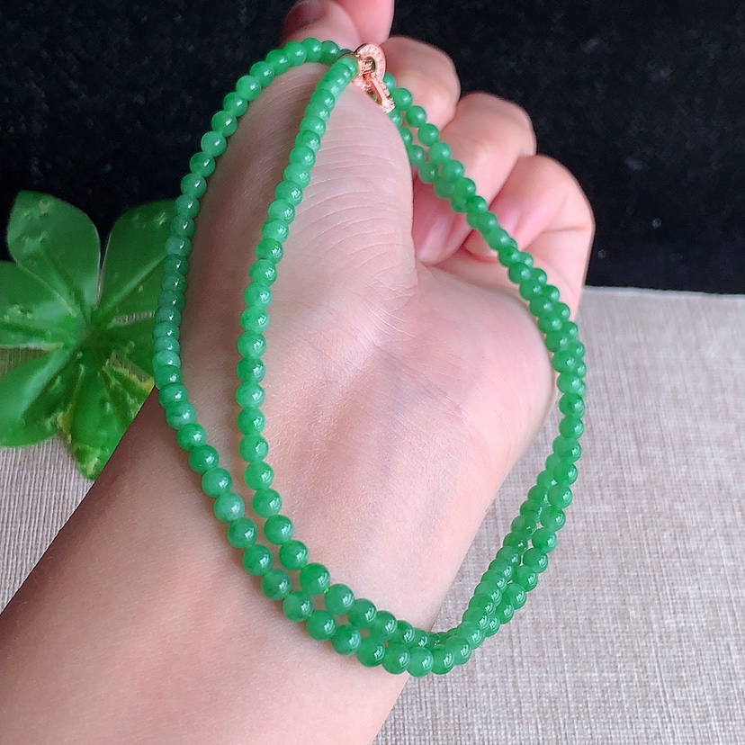 天然A货翡翠满绿圆珠项链毛衣链140颗 
尺寸3.8mm 重量15.20g 0326