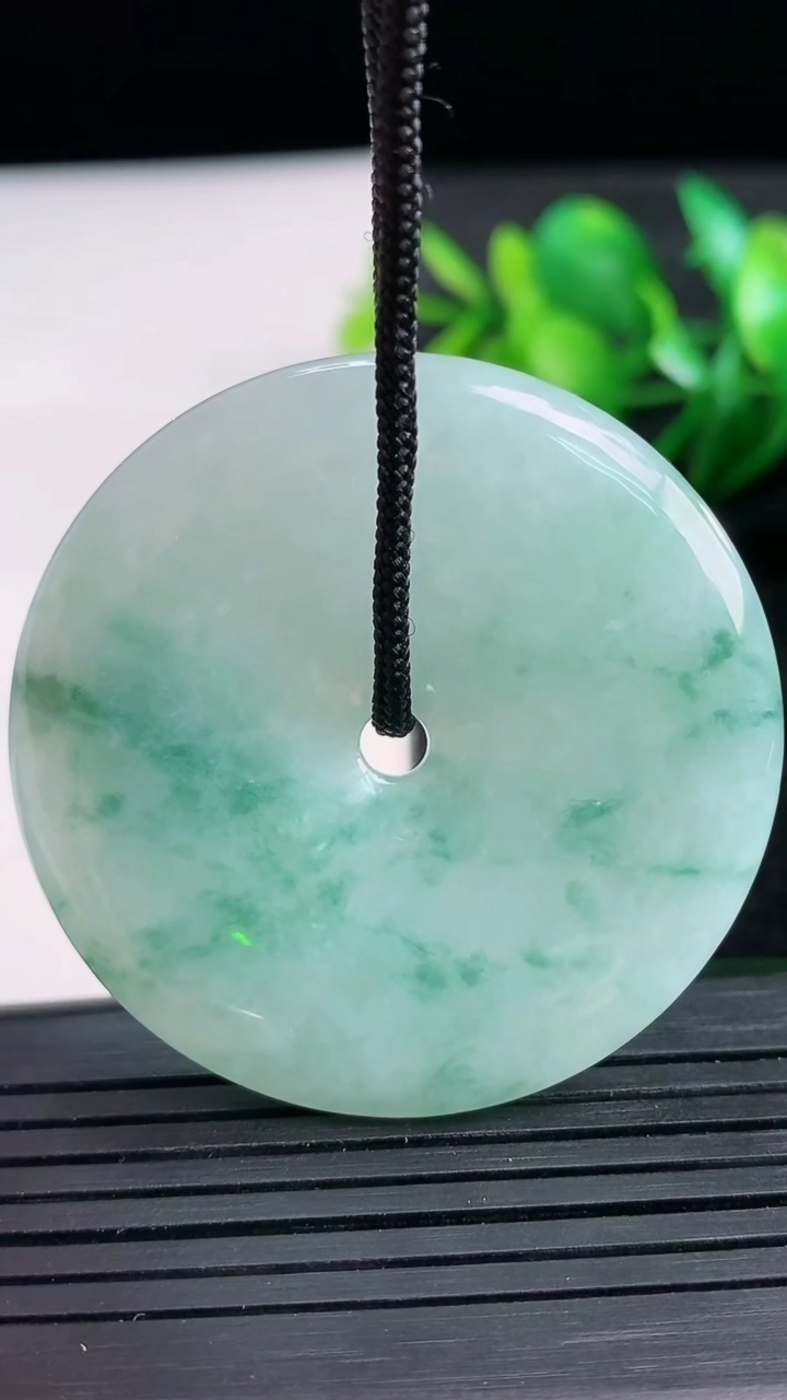 天然A货翡翠飘花平安扣吊坠尺寸44.5-6.2重量:26.88g
3月27日