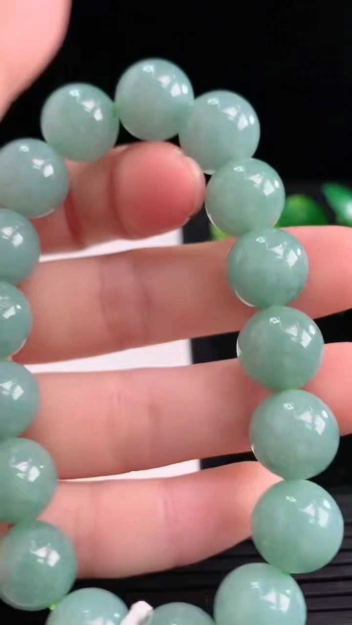 天然A货翡翠圆珠手串尺寸11-17颗重量:45.32g3月27日
工厂直销收藏佳品,种好水足，色泽均匀，有种有色，上手高大气！