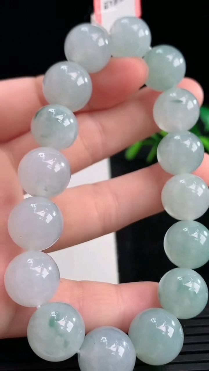 天然A货翡翠飘花圆珠手串尺寸13-16颗重量:59.74g3月27日
工厂直销收藏佳品,种好水足，色泽均匀，有种有色，上手高大气！