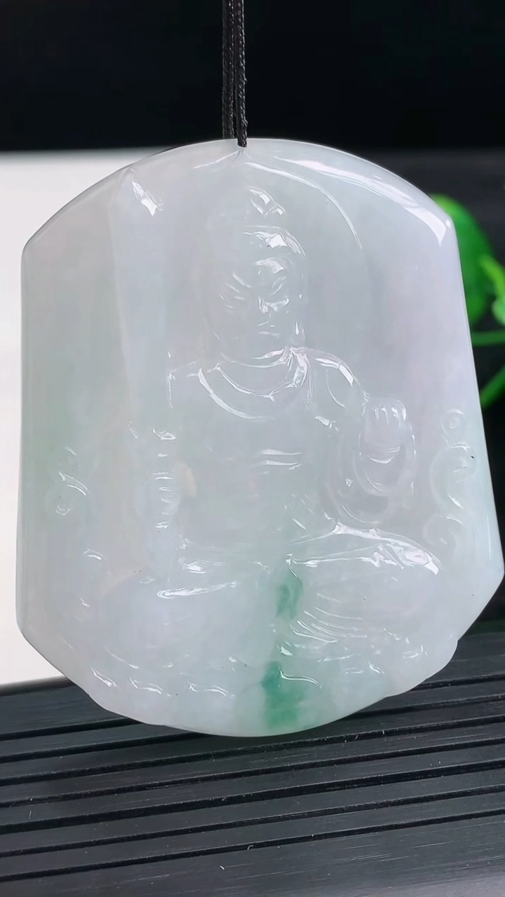 天然A货翡翠飘花不动明王吊坠尺寸54.9-46.3-5.9重量:29.07g
3月27日