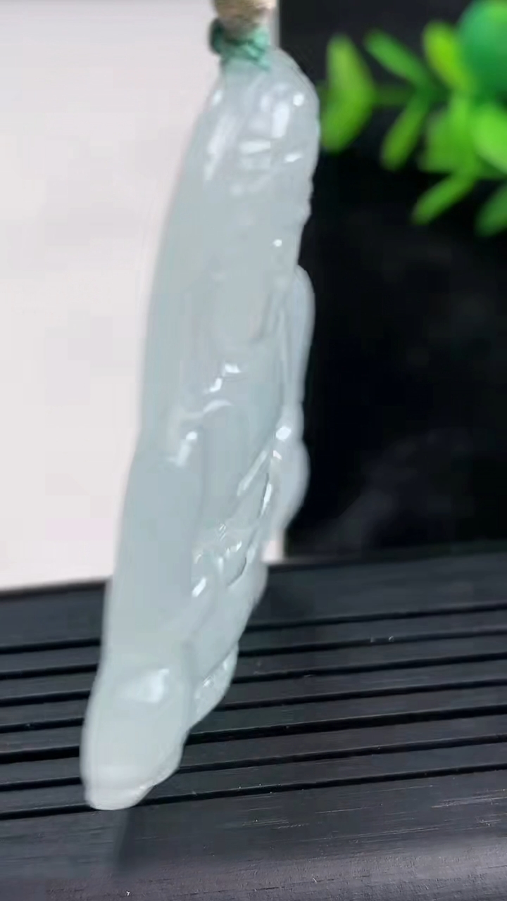 天然A货翡翠观音菩萨吊坠尺寸51-35.8-5.2重量:16.84g
3月27日