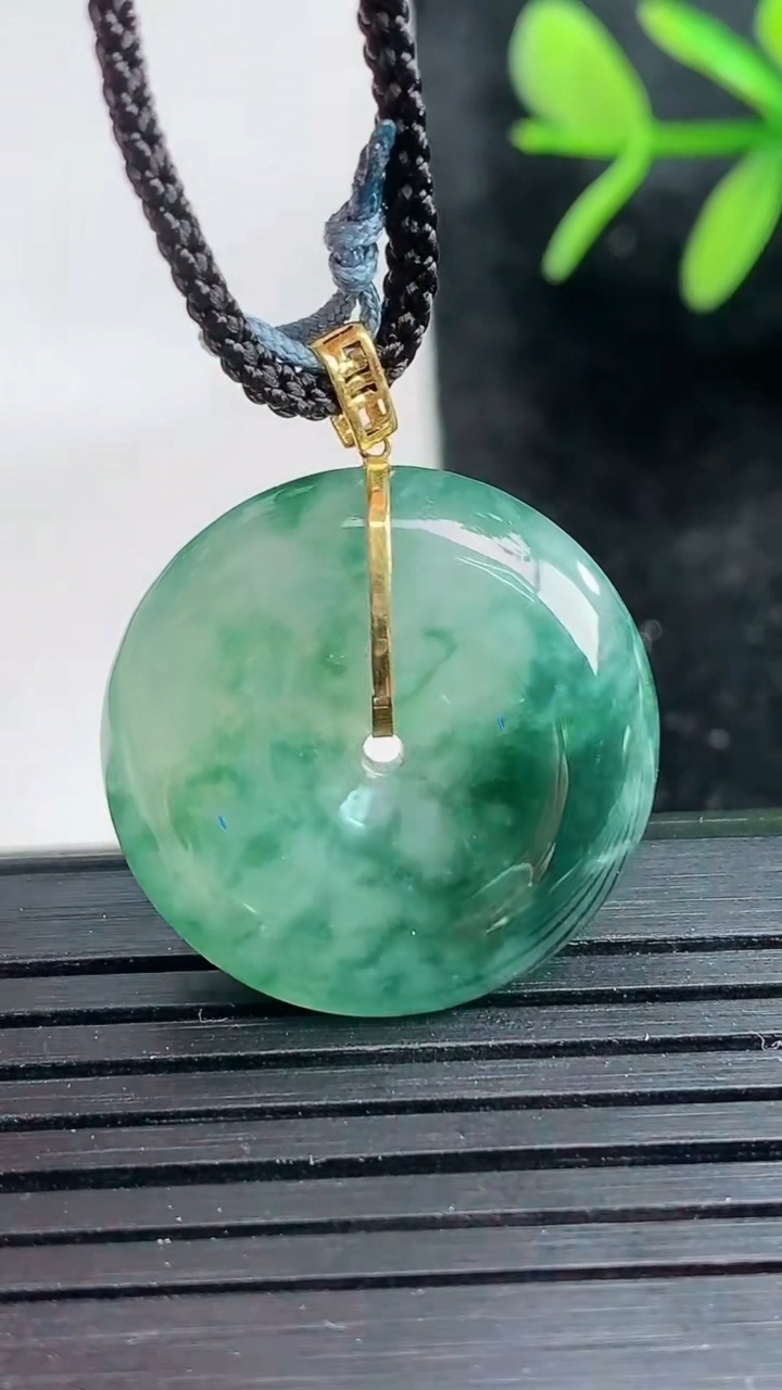 天然A货翡翠18K金飘花平安扣吊坠尺寸22.7-5.5重量:6.18g
3月27日