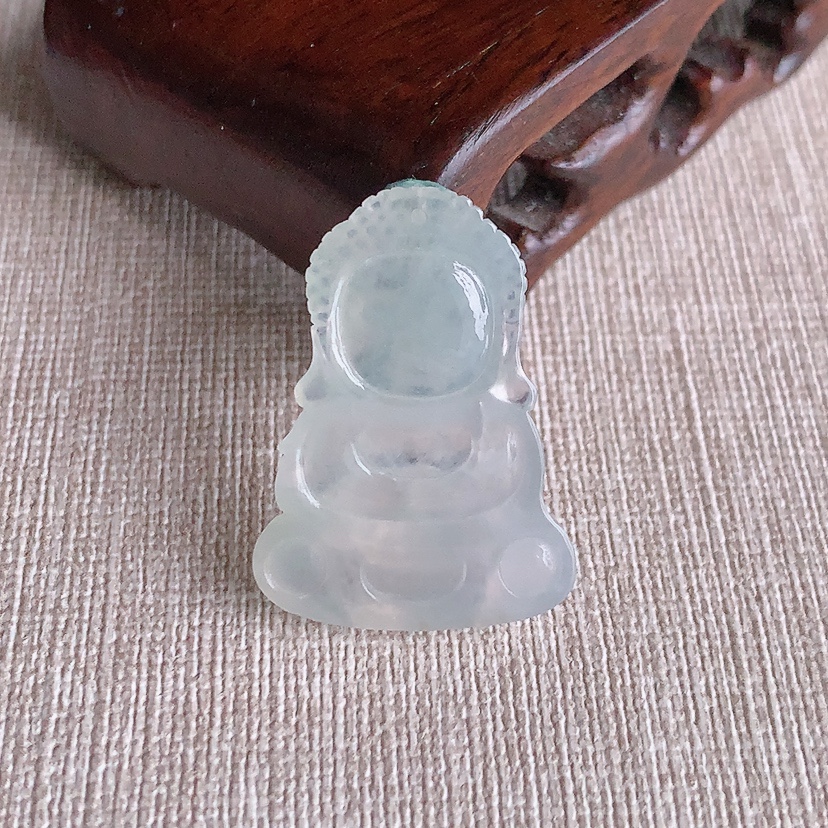 天然A货翡翠白月光宝宝佛吊坠 
尺寸31.2-22.4-5mm 重量5.76g 0326