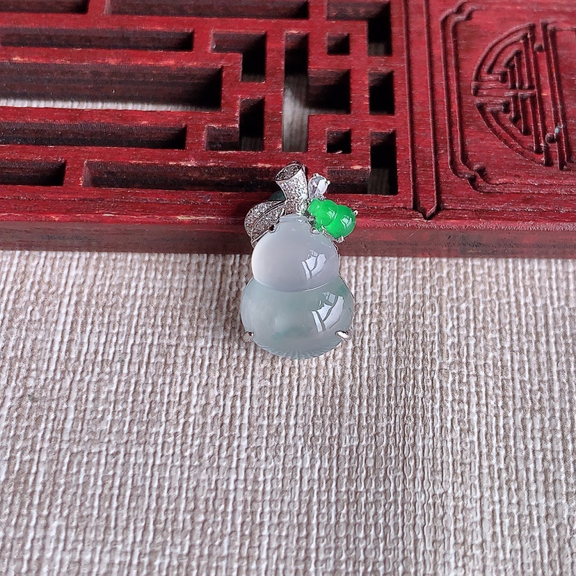 天然A货翡翠18K金伴钻镶嵌飘花葫芦吊坠 
尺寸17.8-13-10.5-6.5mm 重量1.84g 0326