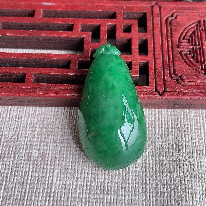 天然A货翡翠满绿福瓜吊坠  
尺寸31.7-17-9.5mm 重量8.60g 0326