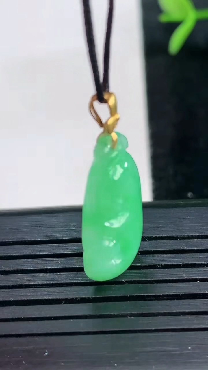 天然A货翡翠如意吊坠尺寸22.3-11.6-4.7重量:2.69g
3月27日