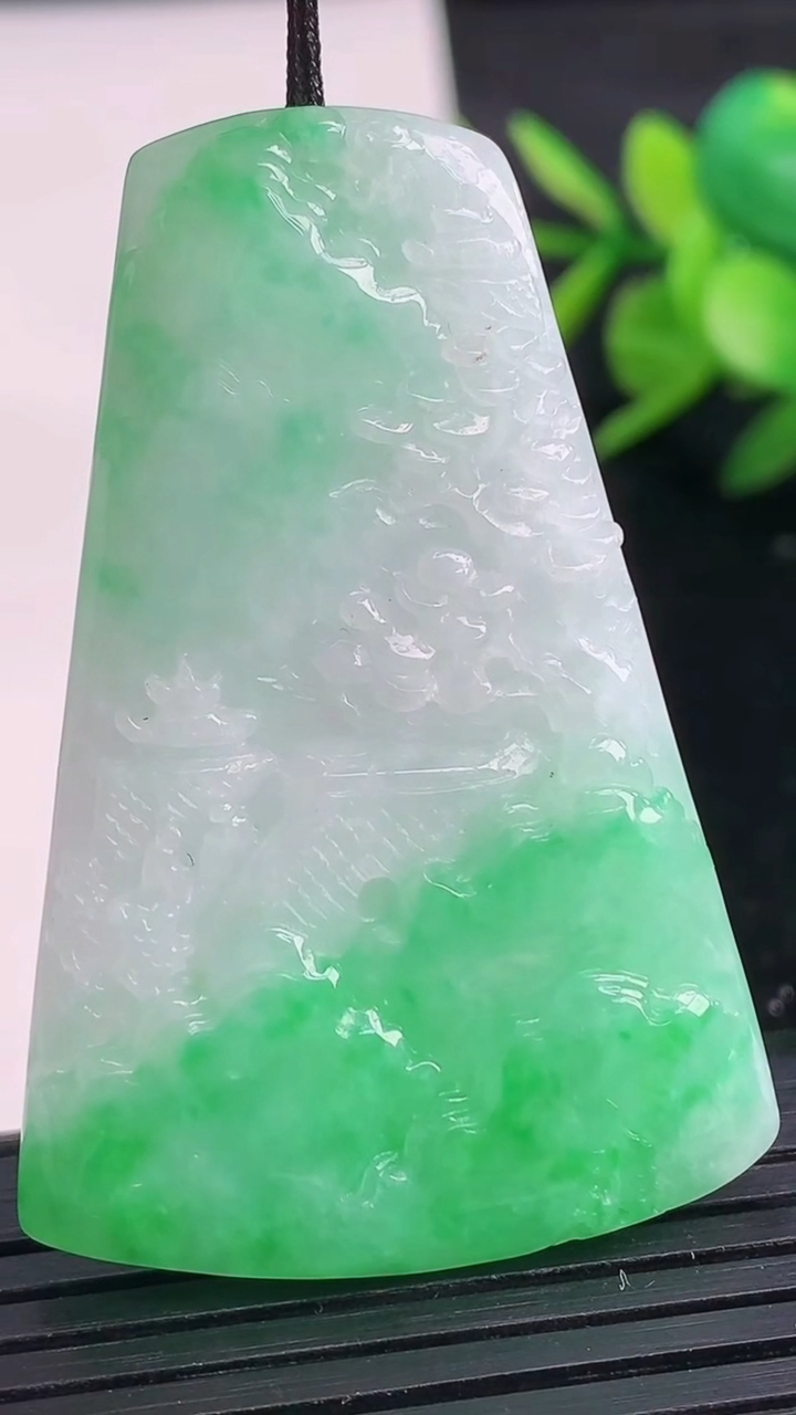 天然A货翡翠山水牌吊坠尺寸50-33.6-5.2重量:17.02g
3月27日