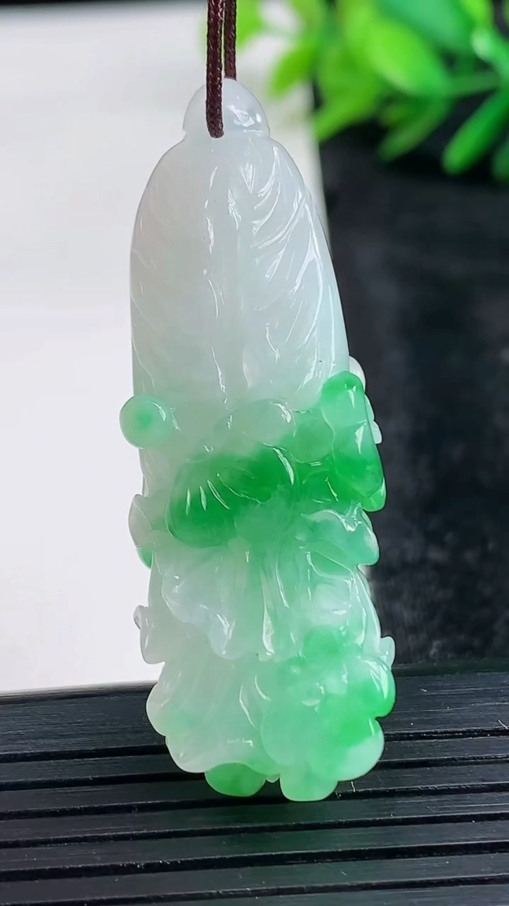 天然A货翡翠白菜吊坠尺寸49.5-16.4-10.1重量:14.18g
3月27日
