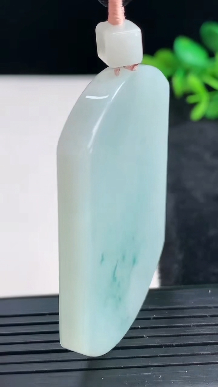 天然A货翡翠飘花无事牌吊坠尺寸55-42.2-5.4重量:39.83g
3月27日