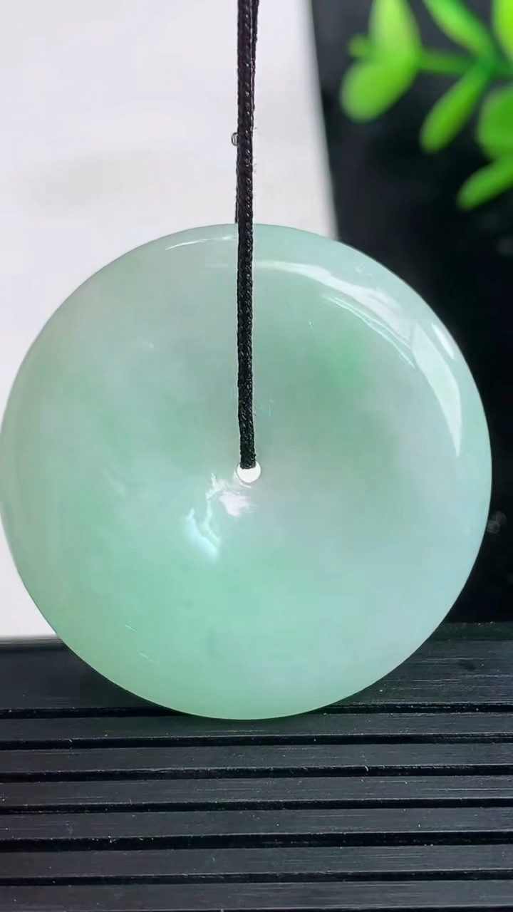 天然A货翡翠平安扣吊坠尺寸33.9-6重量:14.09g
3月27日