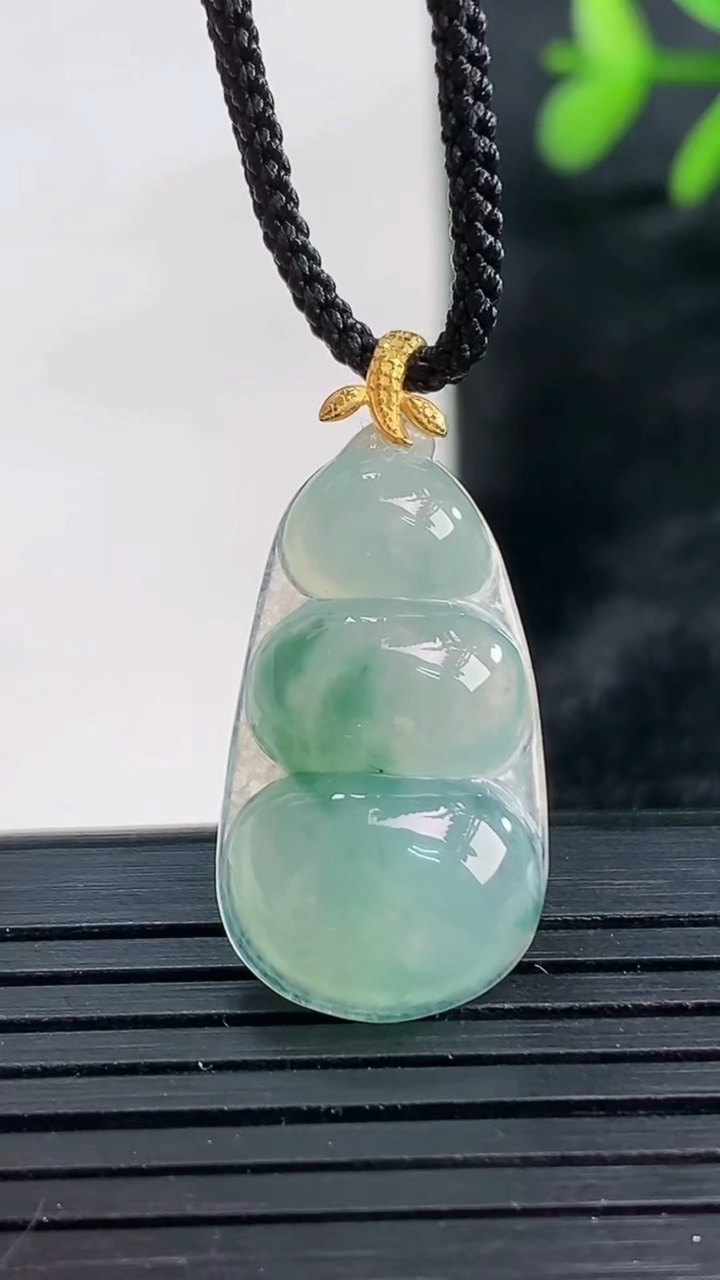 天然A货翡翠种飘花福豆吊坠尺寸25.4-13.8-4.7重量:2.69g
3月27日