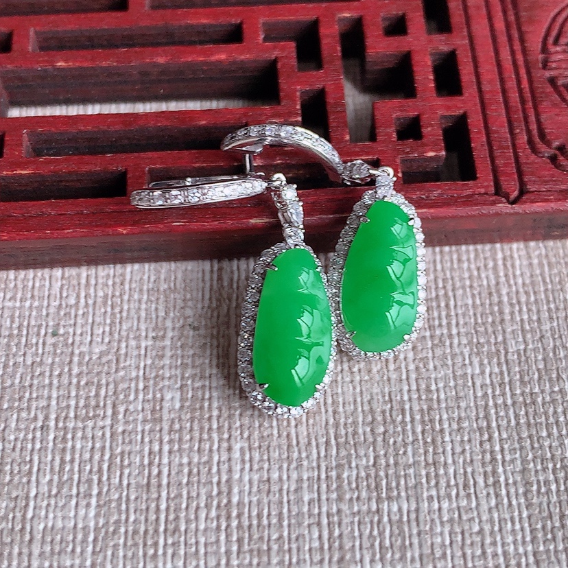 天然A货翡翠18K金伴钻镶嵌阳绿四季豆福豆平安豆耳坠 
尺寸13-6.5-6mm 重量4.28g 0