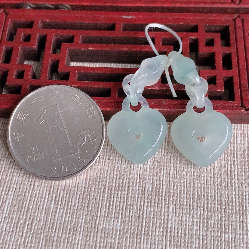 天然A货翡翠晴水爱心吊坠一对 
尺寸33.8-15.3-5.5mm 重量7.14g 0326