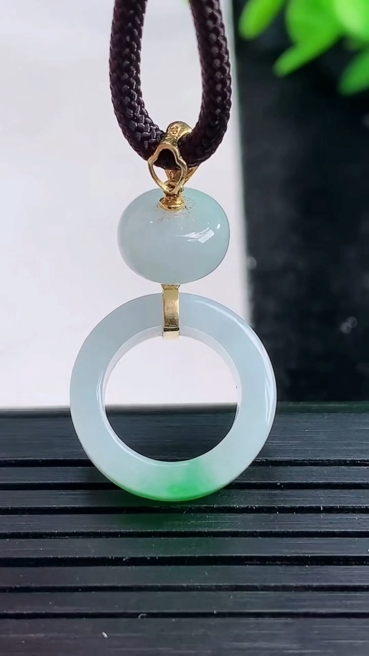 天然A货翡翠平安环吊坠尺寸17-5.6重量:3.61g
3月27日