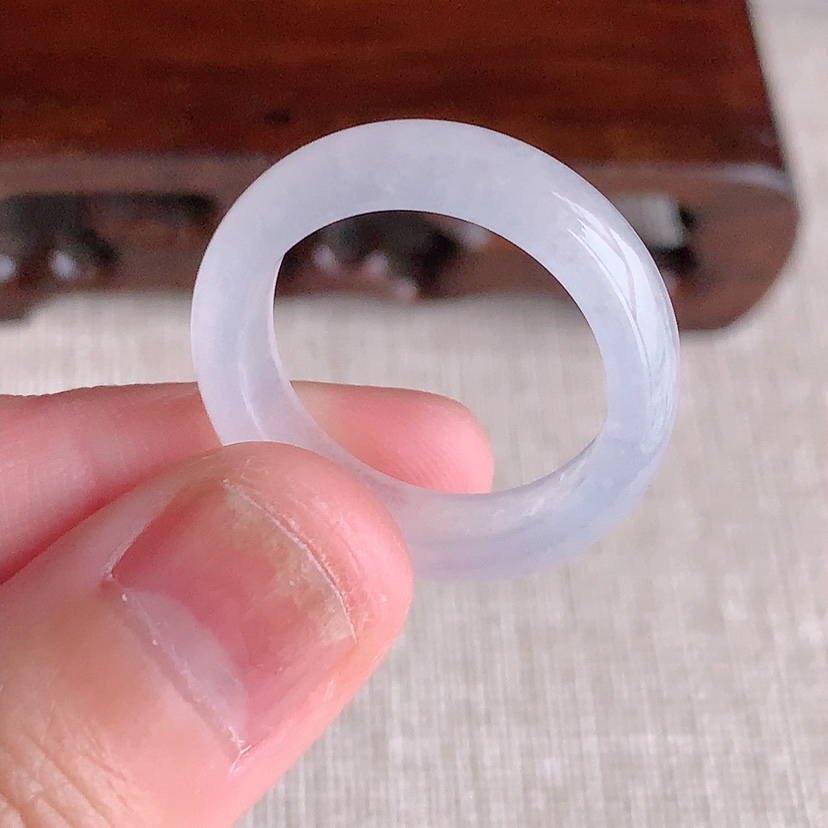 天然A货翡翠白月光素面戒指 
尺寸19.8-5.8-3.2mm 重量4.23g 0326