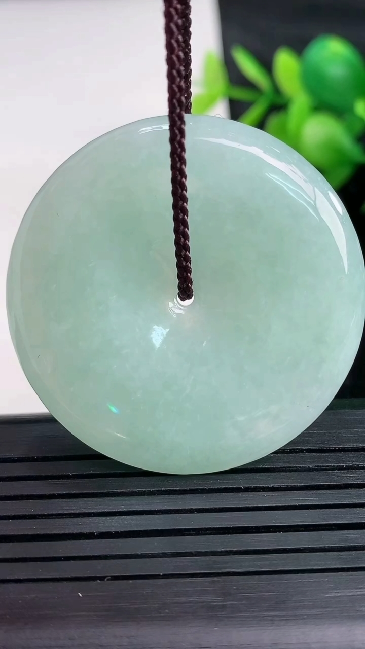 天然A货翡翠平安扣吊坠尺寸40.9-6.8重量:23.82g
3月27日