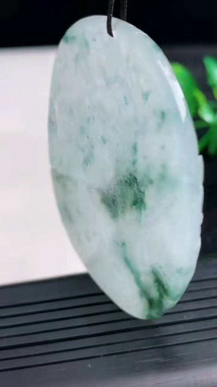 天然A货翡翠冰种飘花府上有龙 龙牌吊坠尺寸59.8-44.7-4.4重量:26.54g
3月27日