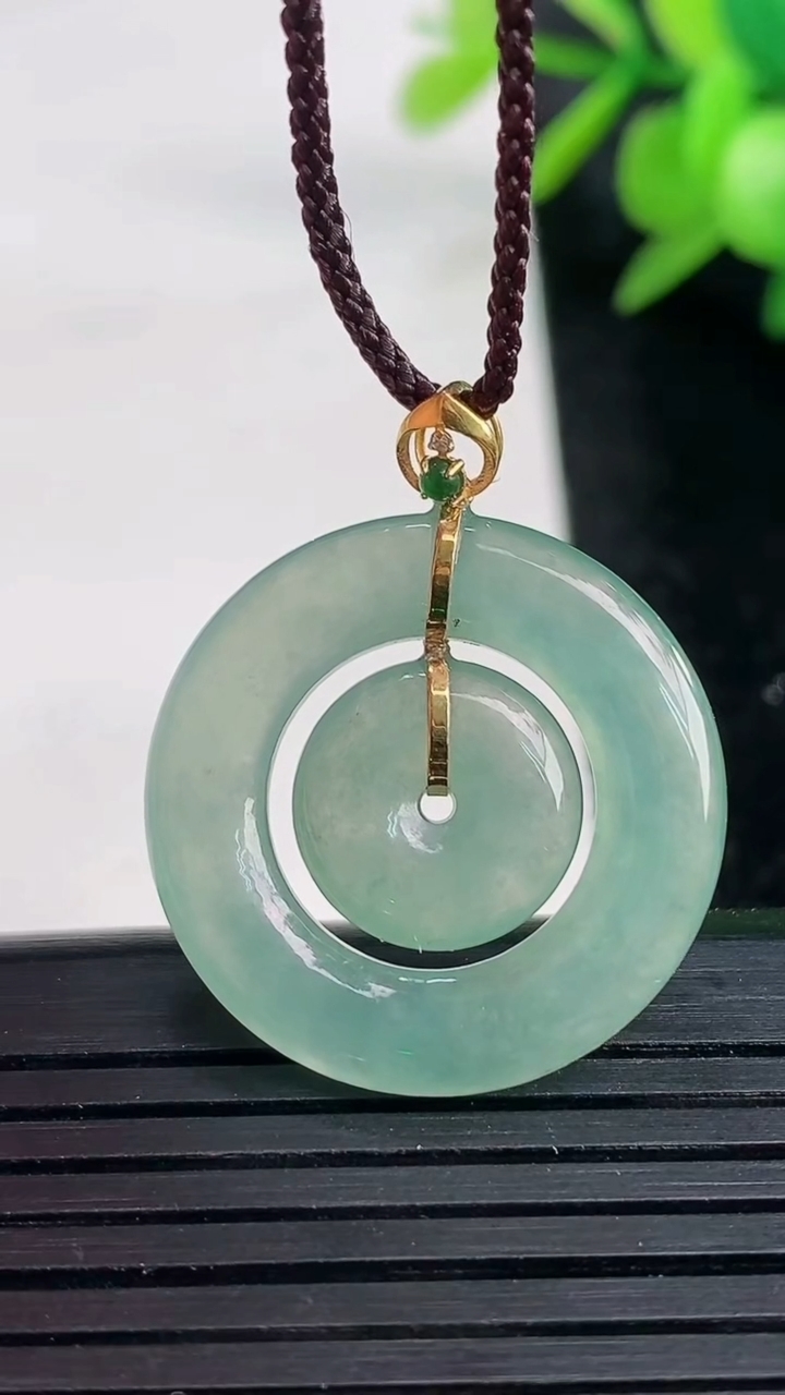 天然A货翡翠母子平安扣吊坠尺寸24.9-3.9重量:4.82g
3月27日