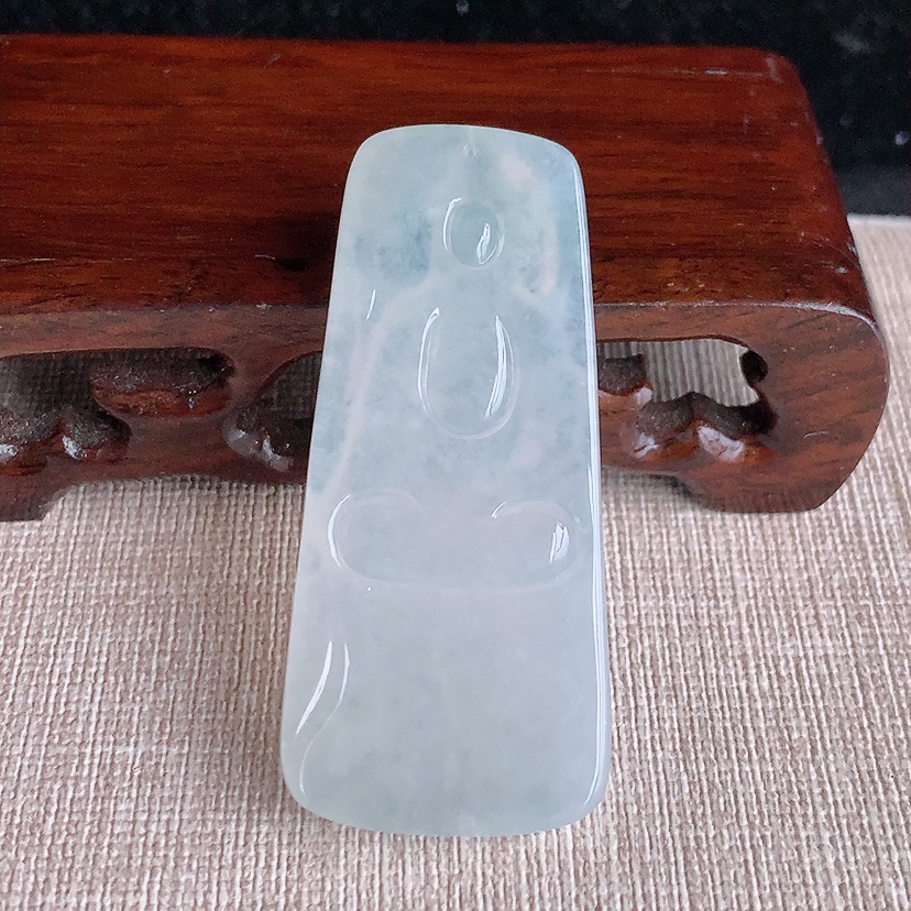 天然A货翡翠白冰观音吊坠 
尺寸55-25-5.8mm 重量19.20g 0326