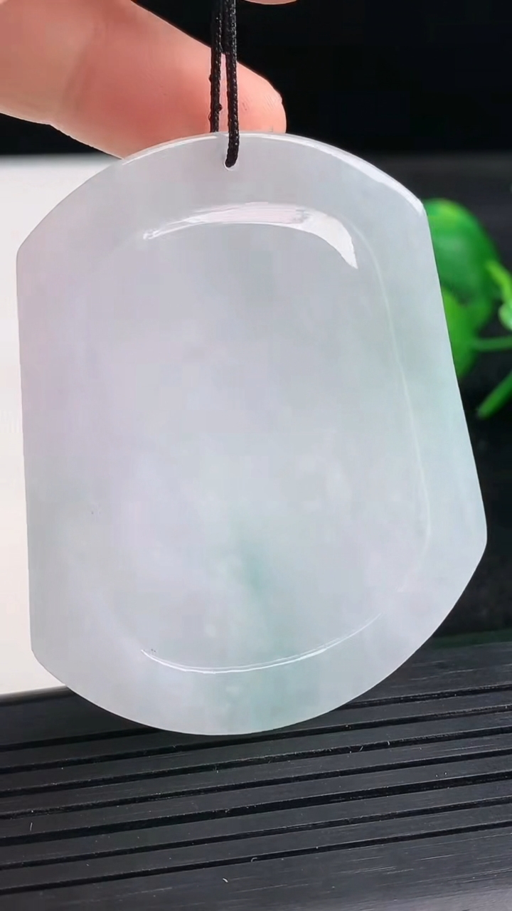 天然A货翡翠飘花不动明王吊坠尺寸54.9-46.3-5.9重量:29.07g
3月27日