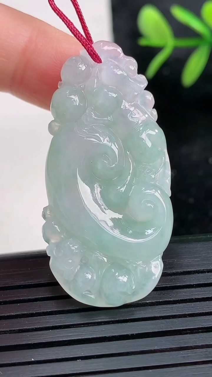 天然A货翡翠如意吊坠尺寸40.3-19.1-5.1重量:8.03g
3月27日