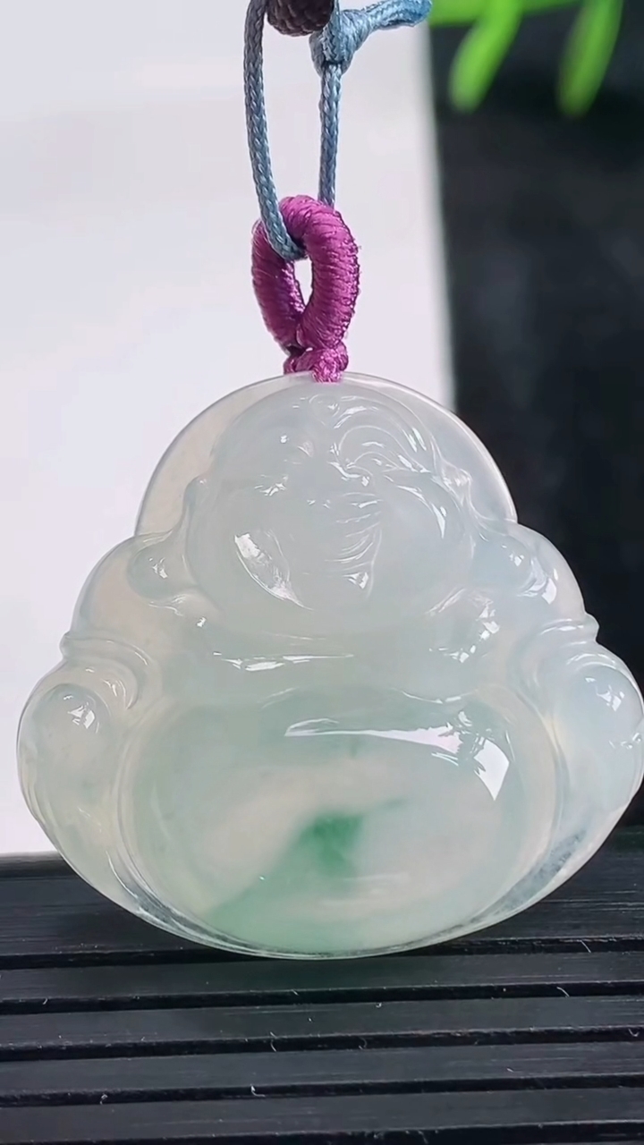 天然A货翡翠冰种飘花佛公吊坠尺寸27.6-29.7-5.7重量:7.56g
3月27日