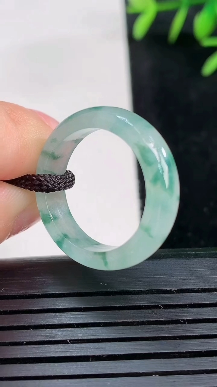 天然A货翡翠冰种飘花指环戒指尺寸18.4-5.5-3.1重量:3.40g2026年3月27日
工厂直